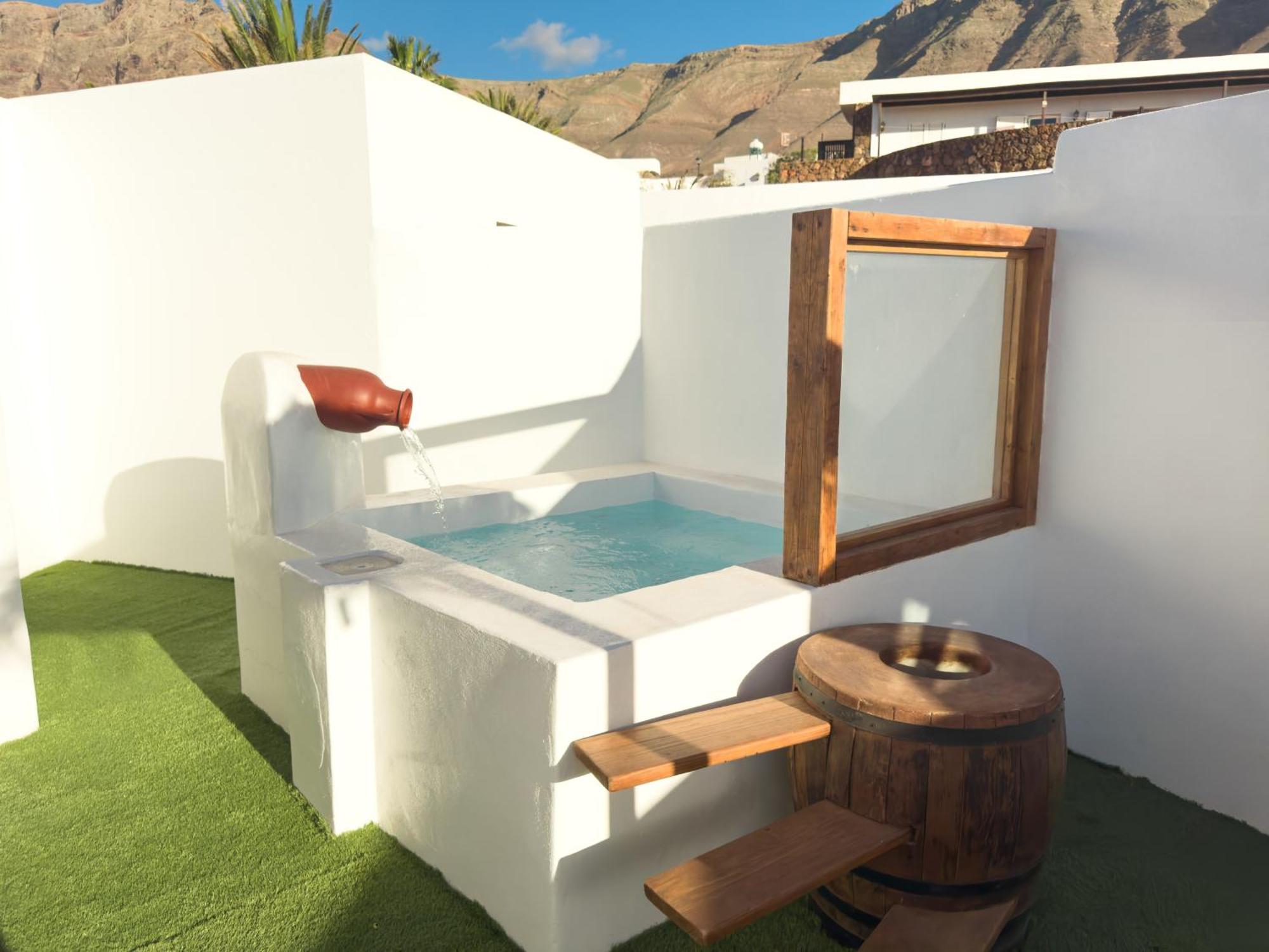 Ahul Con Pequena Piscina Famara